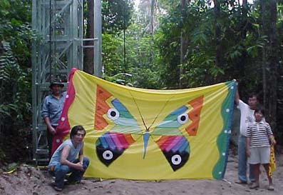 Foto: A foto comemorativa da inauguração da Torre de Observação. Ã direita e atrás é o autor. A sua frente está a filha, que hoje cursa 3o. ano universitário。